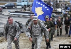 Ushtarë amerikanë me pjesëtarë të FSK-së në një ushtrim të përbashkët.
