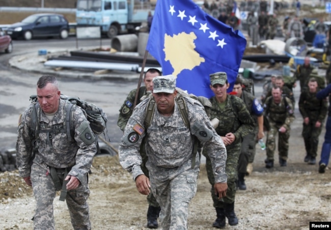 Ushtarë amerikanë me pjesëtarë të FSK-së në një ushtrim të përbashkët.
