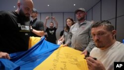 Campionul mondial la box la categoria grea, Oleksandr Usyk, se întâlnește cu veterani de război ucraineni la Londra pe 17 iulie.