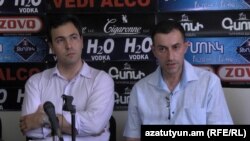 Адвокаты Тигран Егорян (слева) и Вардгес Шушанян на встрече с журналистами, Ереван, 9 августа 2016 г․