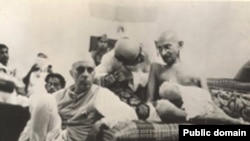 Jawaharlal Nehru və Mahatma Gandhi ÜmumHindistan Konqresinin sessiyasında, 1942