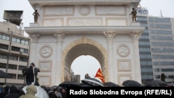 Отворање на Триумфалната капија, осносно Порта Македонија, дел од проектот Скопје 2014. 