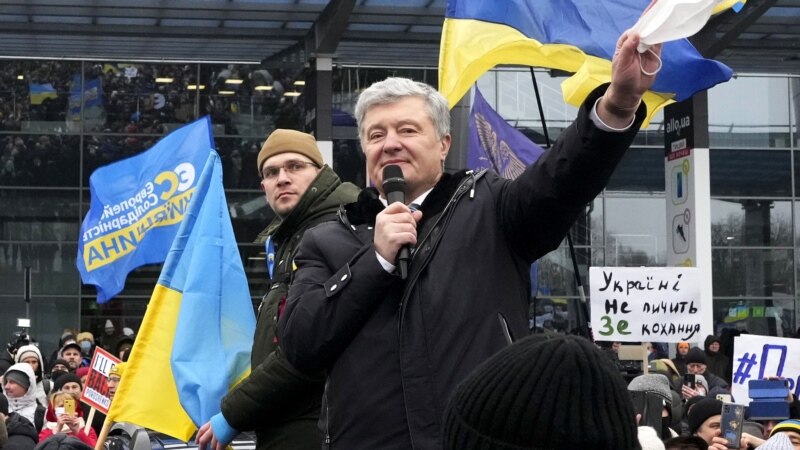 Украина: Чыккынчылыкка айыпталган Порошенко мекенине кайтты 