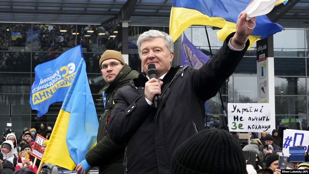 Porošenko ispred aerodroma u Kijevu, po povratku u državu