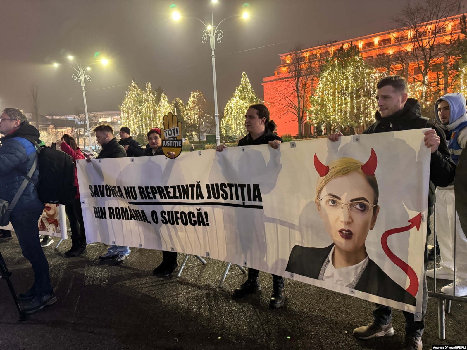 Protestuesit mbajnë një poster kundër Presidentes së Gjykatës së Lartë të Kasacionit të Rumanisë, Lia Savonea, e cila ishte e implikuar në filmin "Drejtësia në Robëri".