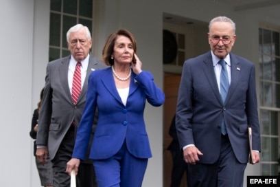 Kryetarja e Dhomës së Përfaqësuese, Nancy Pelosi, senatori Chuck Schumer dhe lideri i Demokratëve në Senat, Steny Hoyer, pas takimit në Shtëpinë e Bardhë.