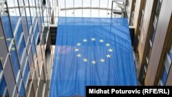 Zastava EU unutar zgrade Delegacije EU u Bosni i Hercegovini, u Sarajevu