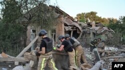 Ekipet e shpëtimit duke larguar rrënojat e një shtëpie të shkatërruar, pas një sulmi ajror në qytezën Bilopillja, në rajonin Sumi, afër kufirit rus.