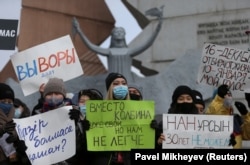 Gazagystanyň Garaşsyzlyk gününde proteste çykan oppozisiýa wekilleriniň tutup duran şygarlary, Almaty. 2020-nji ýylyň 16-njy dekabry.