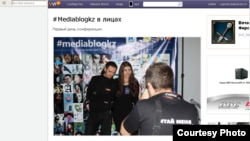 «Онлайн журналистика және блогинг» конференциясына келген блогшылар суретке түсіп жатыр. Алматы, 8-9 желтоқсан 2012 жыл. Yvision.kz сайтынан алынған скриншот. 