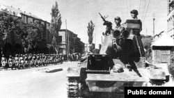 Советские танки Т-26 из 6-й бронетанковой дивизии РККА в иранском городе Тебриз, август 1941 года
