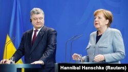 Петро Порошенко і Анґела Меркель на прес-конференції в Берліні, 10 квітня 2018 року