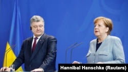 Петр Порошенко (л) и Ангела Меркель
