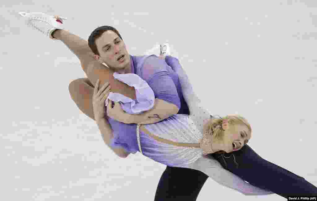 Фигурное катание: Алена Савченко и Бруно Массот из Германии во время своего выступления в соревнованиях по парному фигурному катанию в свободном стиле. Пара завоевала золотую медаль