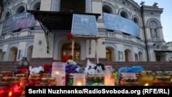 Учасники акції запалили сині та жовті лампадки перед будівлею київського театру 