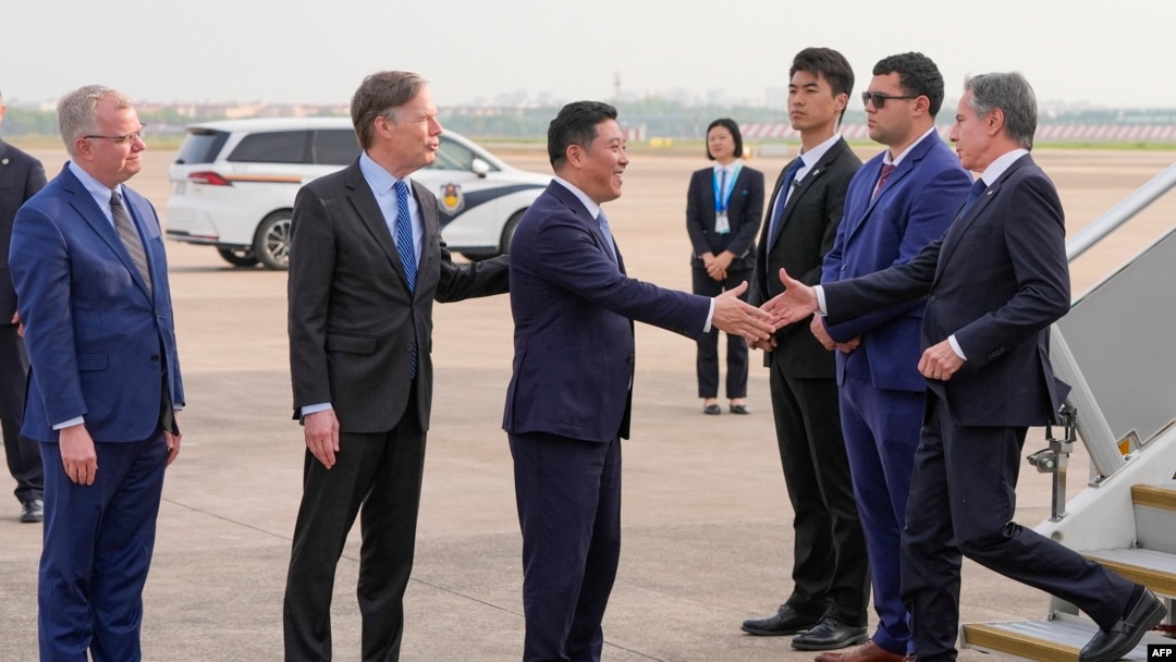 Secretarul de stat al SUA Antony Blinken este întâmpinat de Kong Fuan, directorul general al Oficiului pentru Afaceri Externe din Shanghai, ambasadorul SUA în China, Nicholas Burns și consulul general al SUA la Shanghai, Scott Walker, la sosirea sa în Shanghai.