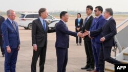 Secretarul de stat al SUA Antony Blinken este întâmpinat de Kong Fuan, directorul general al Oficiului pentru Afaceri Externe din Shanghai, ambasadorul SUA în China, Nicholas Burns și consulul general al SUA la Shanghai, Scott Walker, la sosirea sa în Shanghai.