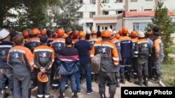 Компания ғимараты алдында жиналып тұрған "Шұбаркөл көмір" жұмысшылары. 6 шілде 2019 жыл. 