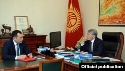 Президент КР Алмазбек Атамбаев (справа) и погибший в ДТП вице-премьер Темир Джумакадыров.
