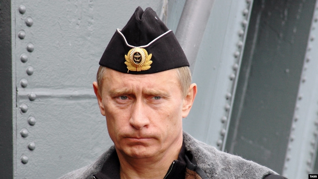 Морскую форму и шлем военного пилота президент уже примерял