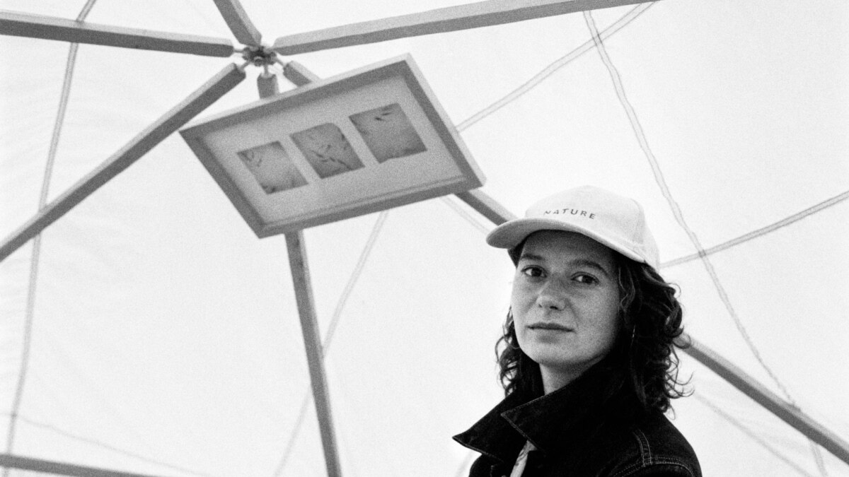 Тя обича да снима, за да разказва истории. Вярва, че