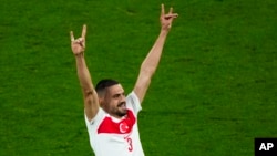 Գերմանիա - Թուրքիայի հավաքականի ֆուտբոլիստ Մերիհ Դեմիրալը ցույց է տալիս «Գորշ գայլերի» ժեստը, Լայպցիգ, 2-ը հուլիսի, 2024թ.