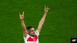 Мерих Демирал демонстрирует «волчий салют» во время матча против сборной Австрии на Евро-2024