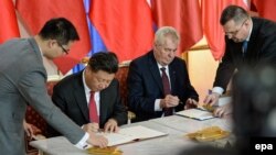 Xi Jinping (i dyti nga e majta) dhe Milos Zeman (afër tij ulur) gjatë nënshkrimit të marrëveshjes së sotme për partneritet strategjik 