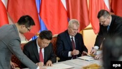 Չեխիա – Չինաստանի նախագահ Սի Ծինփինը և Չեխիայի նախագահ Միլոշ Զեմանը երկկողմ համագործակցության մասին համաձայնագիր են ստորագրում, 29-ը մարտի, 2016թ․