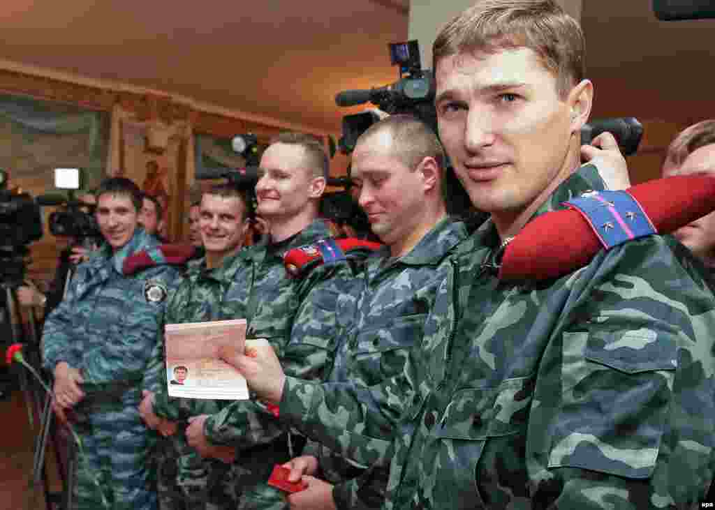 Совет Федерации России единогласно принял постановление об использовании российских вооруженных сил на территории Украины - "до нормализации обстановки в этой стране". Сообщается, что российское консульство в Симферополе выдало российские паспорта бойцам спецподразделения украинской милиции "Беркут", ликвидированного указом исполняющего обязанности внутренних дел Арсена Авакова.