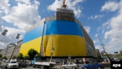 Zgrada u Kijevu sa ogromnom ukrajinskom zastavom