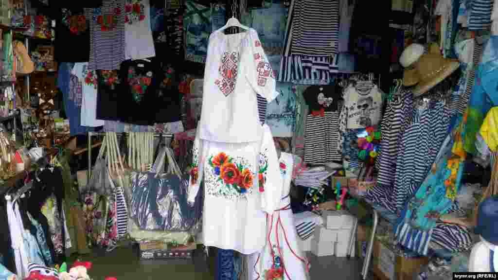 Среди элементов одежды можно встретить и украинские вышиванки