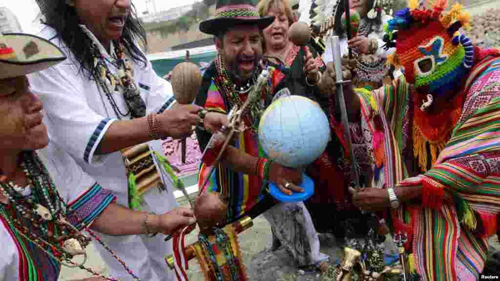 Peru - Ritual na plaži kako bi se spriječio smak svijeta, Lima, 20. decembar 2012. Foto: REUTERS / Mariana Bazo 