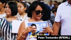 Thousands turned out at a funeral ceremony in Almaty on July 21 to bid a final farewell to Kazakhstan's Olympic figure-skating medalist Denis Ten.