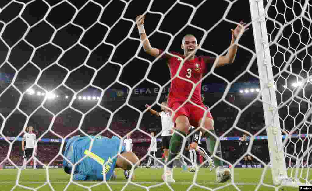 Portuqaliya millisinin müdafiəçisi Pepenin qol sevinci.Amma hakim qolu saymır və Ronaldonun oyundan kənar vəziyyətdə olduğunu göstərir.