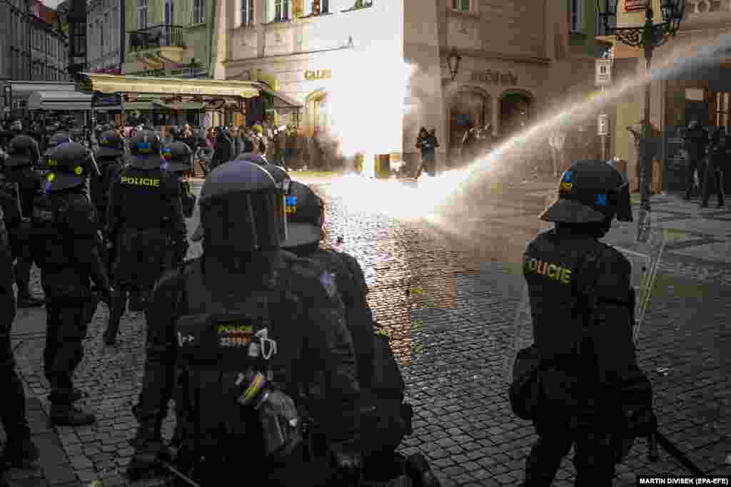 Vízágyút is bevetett a cseh rendőrség a tömeg feloszlatására.