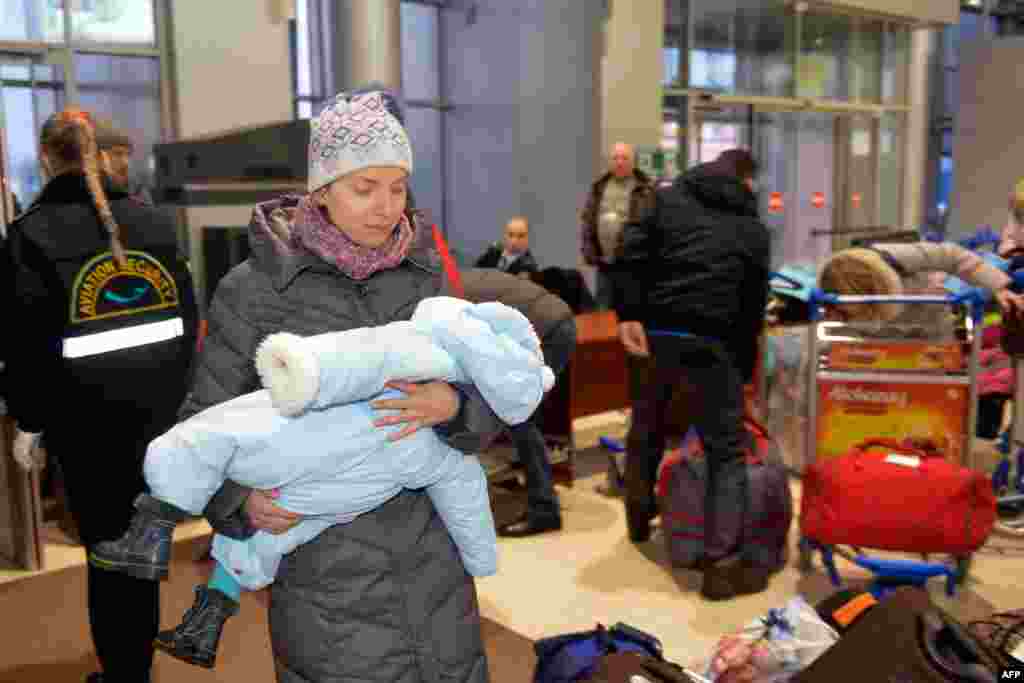 Біженці з східної України в аеропорту Харкова, 13 січня 2014 року