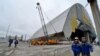 Рабочие в зоне монтажа нового безопасного конфайнмента у объекта «Укрытие» четвертого энергоблока Чернобыльской АЭС, 7 апреля 2016