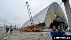 Рабочие в зоне монтажа нового безопасного конфайнмента у объекта «Укрытие» четвертого энергоблока Чернобыльской АЭС, 7 апреля 2016
