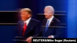 Fostul președinte republican Donald Trump și actualul președinte democrat Joe Biden în timpul campaniei electorale din 2020.