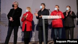 Aplauz među predstavnicima Socijaldemokratske partije nakon prvih izlaznih rezultata koji pokazuju njihovu prednost na izborima, Bukurešt, 6. decembar.