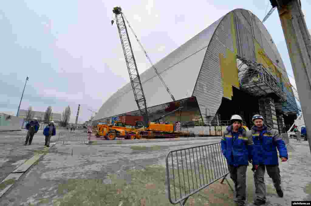 Робітники у зоні монтажу нового безпечного конфайнмента біля об&#39;єкту &laquo;Укриття&raquo; четвертого енергоблоку Чорнобильської АЕС, Київська область, 7 квітня 2016 року