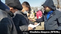 Жители поселков Восход и Водный показывают заместителю акима протоколы. Семей, 4 апреля 2021 года.