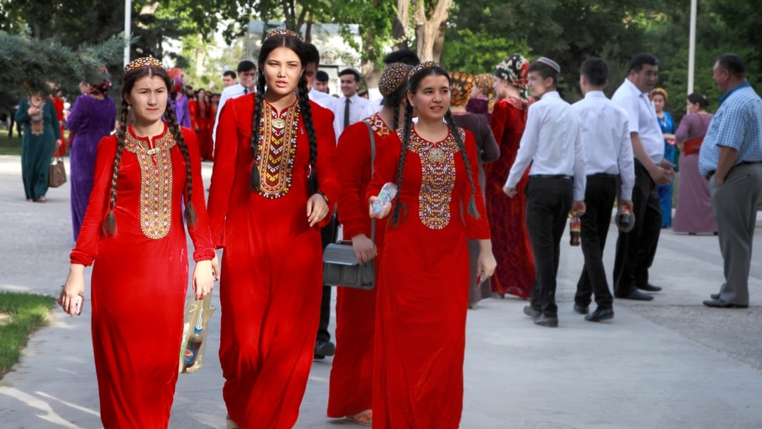 Шұлық киген егде жастағы әйелдер