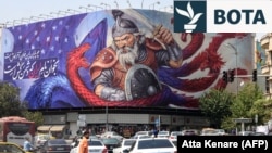 Një pankartë në sheshin Enqelab, Teheran, fotografuar në gusht 2025.