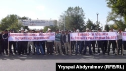 Supporters of detained oppostion leaders protest in the southern Kyrgyz city of Jalal-Abad on October 4. 