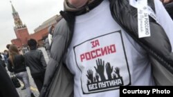 Участник акции "Белое дефиле" в Москве 27 мая 2012 г