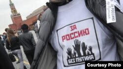 Участник акции "Белое дефиле" в Москве 27 мая 2012 г