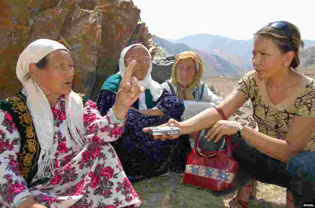 Rural Kyrgyz women are interviewed by a correspondent from RFE/RL's Kyrgyz service.