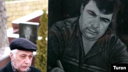 Отец Эльмара Гусейнова на могиле сына